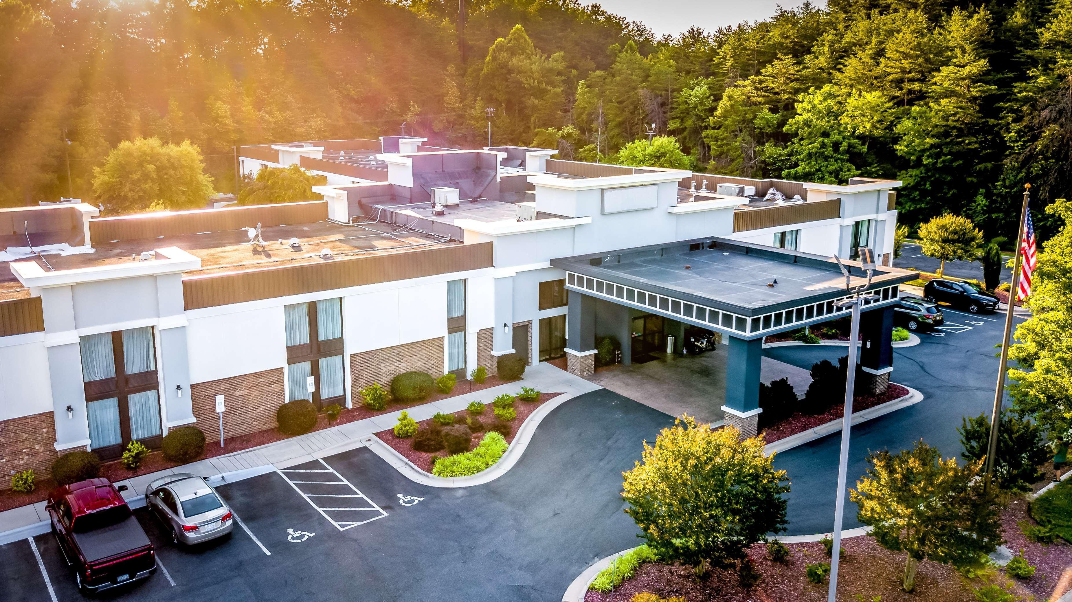 Best Western Plus Yadkin Valley Inn & Suites Jonesville Eksteriør bilde