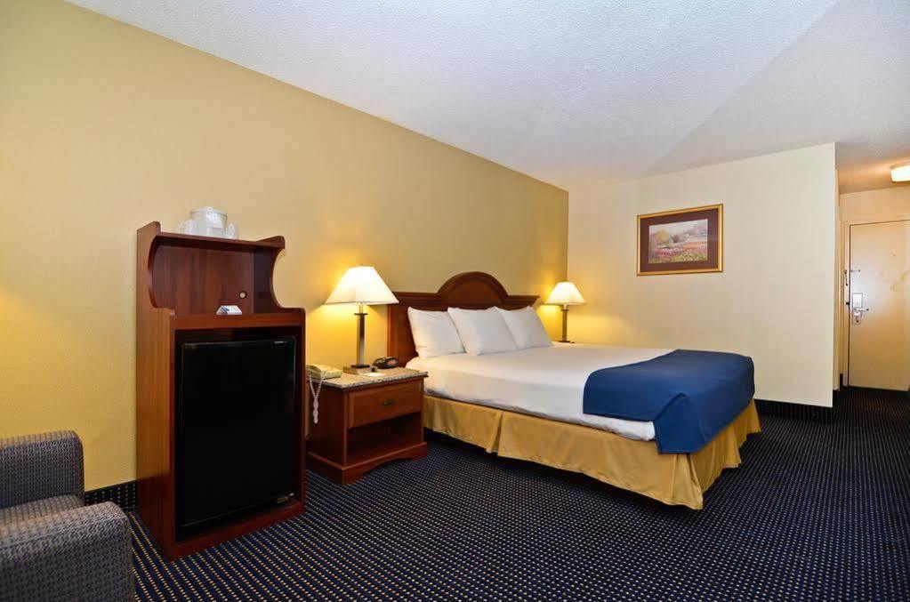 Best Western Plus Yadkin Valley Inn & Suites Jonesville Eksteriør bilde